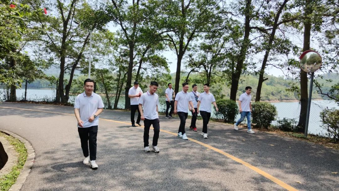 覽紅花湖美景，鑄藍(lán)柯路精神