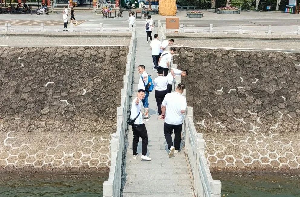 覽紅花湖美景，鑄藍(lán)柯路精神