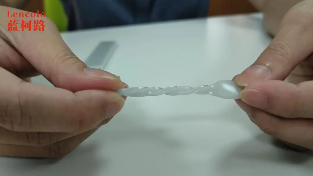 　回彈性好，按壓彎曲后模型形狀恢復(fù)速度快;柔韌性好，折疊不易斷裂;還具有一定的抗撕